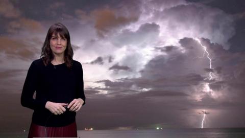 鶹Լ Weather's Sue Powell in from of lightning photo