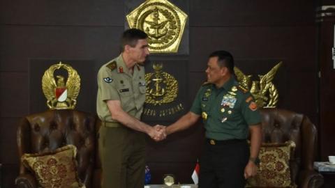 Lieutenant General Angus Campbell shakes hands with General Gatot Nurmantyo.