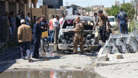 Burnt vehicle at scene of IS attack in Tikrit, Iraq (5 April 2017)