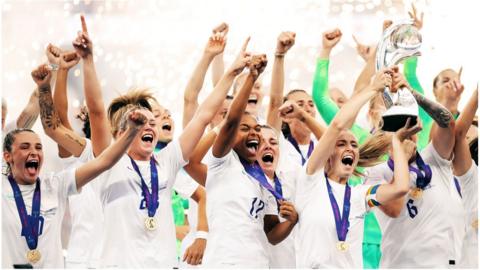 The Lionesses celebrate with the Euro 2022 trophy.