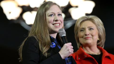 Chelsea Clinton with Hillary Clinton in Carroll, Iowa (30 January 2016)