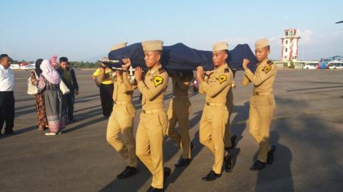 Body of air traffic controller Anthonius Gunawan Agung carried to a helicopter during his funeral procession in south Sulawesi, Indonesia (29 September - picture obtained from social media)