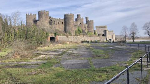 Safle ger Castell Conwy