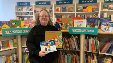 Alison Lang le leabhraichean cloinne