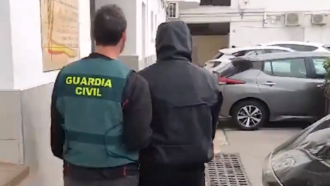 Spanish police arrest a person accused of being a member of a criminal gang that uses WhatsApp to scam people