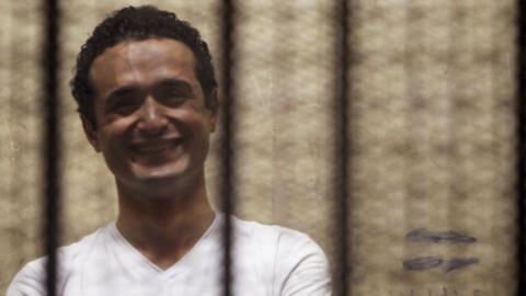 File photo showing Egyptian activist Ahmed Douma in court outside Cairo on 3 June 2013