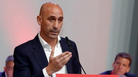 Luis Rubiales speaking to the Spanish football federation, saying that he will not resign