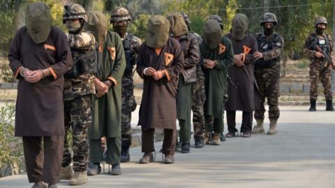 Afghan security forces with captured Taleban fighters