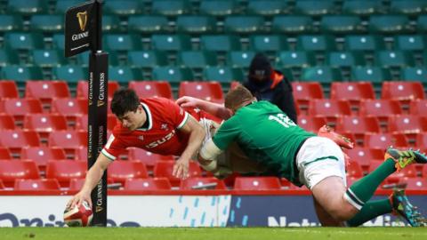 Rees-Zammit yn croesi yn y gornel ar gyfer ail gais Cymru