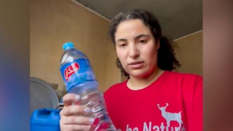 Bisan Owda posted this video of opening a bottle of water, after three days of no clean water to drink