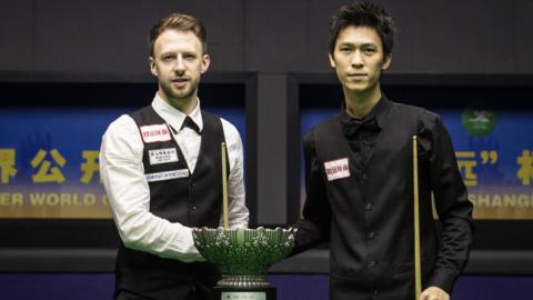 Thepchaiya Un-Nooh of Thailand shakes hands with Judd Trump