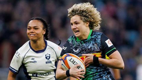 Ellie Kildunne playing for Harlequins, moving with the ball in her right hand
