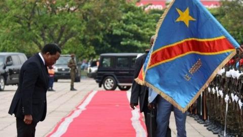 Democratic Republic of Congo's President Joseph Kabila inspects a guard of honour before addressing the nation at Palais du Peuple in the capital Kinshasa (05 April 2017)