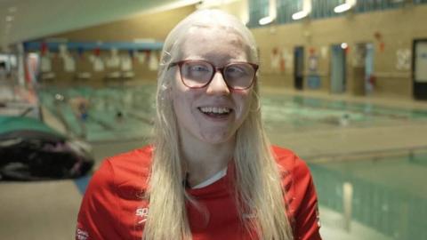 Ela Letton-Jones yn ystod sesiwn ymarfer yng Nghanolfan Byw'n Iach Arfon yng Nghaernarfon.