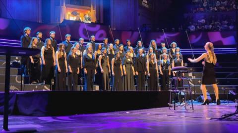 Anna Lapwood directs her choir from Pembroke College
