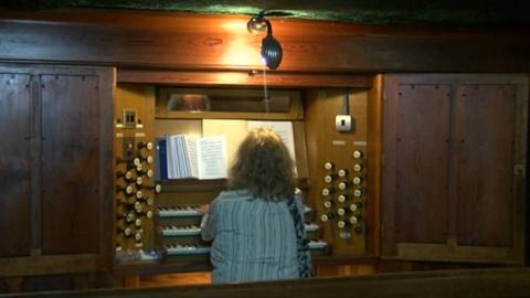 chwarae'r organ