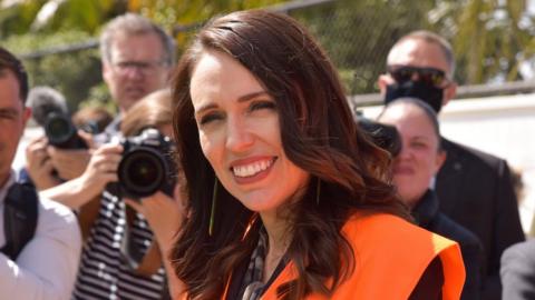 New Zealand Prime Minister Jacinda Ardern (L) visits a building site to announce Labour"s housing policy during campaigning in Auckland, New Zealand,
