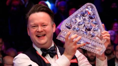Shaun Murphy holding up the Masters trophy