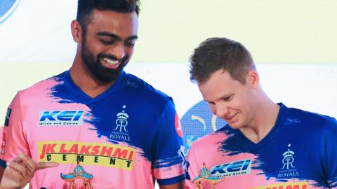 Rajasthan Royals skipper Steve Smith (right)