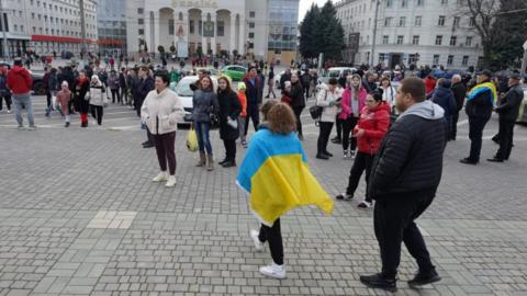 Crowds gathering in the centre of Kherson