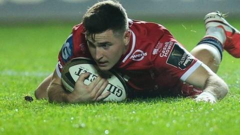 Dane Blacker yn sgorio ail gais y Scarlets