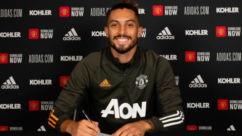 Alex Telles signs his Manchester United contract