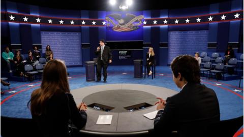 Students stand in on stage before the second presidential debate between Republican presidential nominee Donald Trump and Democratic presidential nominee Hillary Clinton at Washington University in St. Louis, Sunday, 9 October 2016