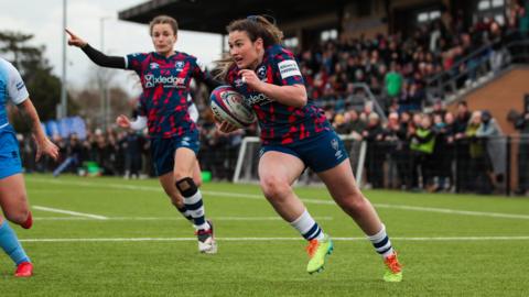 Kayleigh Powell carries the ball