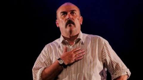 Paul Garret as David Ervine on stage