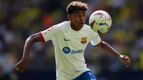 Lamine Yamal controls the ball during the LaLiga match between Villarreal and Barcelona.