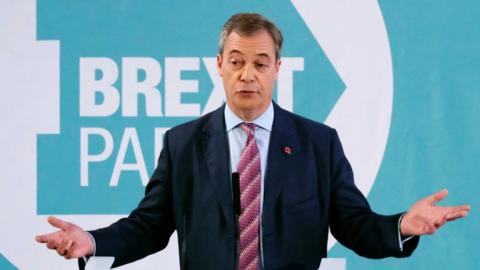 Nigel Farage yn siarad ddydd Llun