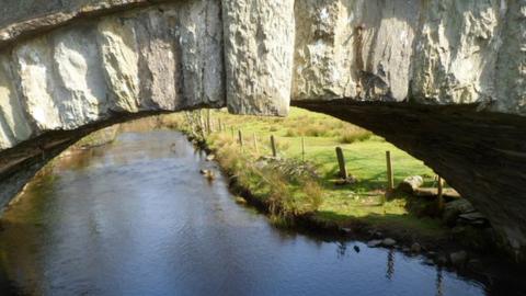 Afon Llyfni flows under Pont Factory between Llanllyfni and Penygroes
