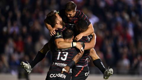 Toulon celebrate Jiuta Wainiqolo's try