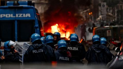 Eight football fans have been arrested after violence flared between Eintracht Frankfurt and Napoli supporters before and after their Champions League match