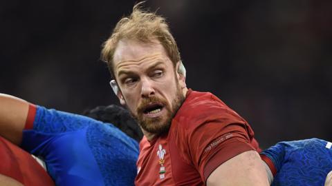 Alun Wyn Jones seems trapped in a French maul