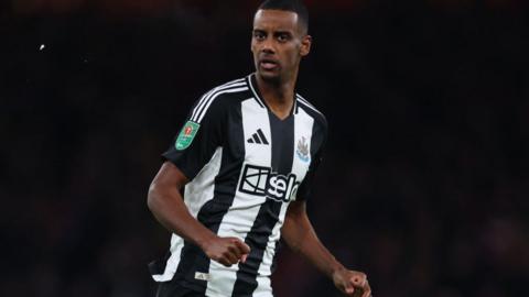 Alexander Isak looks on during Newcastle's win over Arsenal