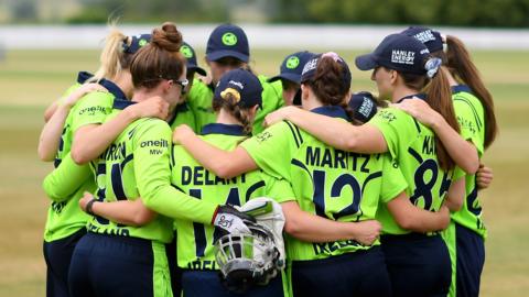 Ireland women in a huddle