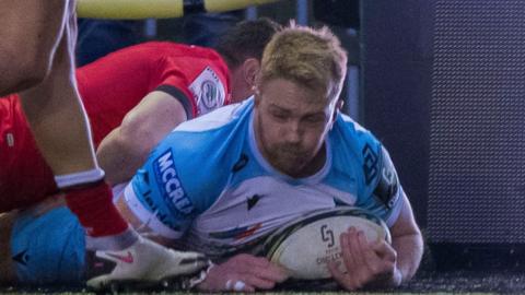 Kyle Steyn scores a try for Glasgow