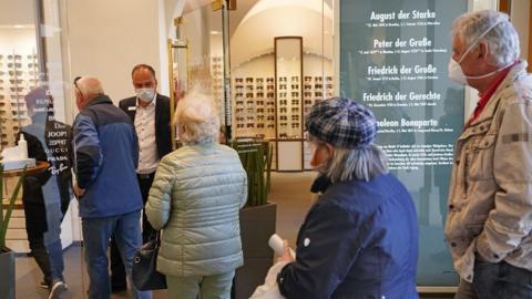 Customers entering an opticians' in Leipzig, 20 Apr 20