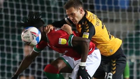 Elijah Adebayo (Walsall) a Mickey Demetriou (Casnewydd)