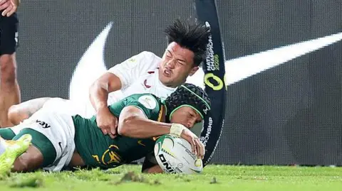 Kurt-Lee Arendse scores