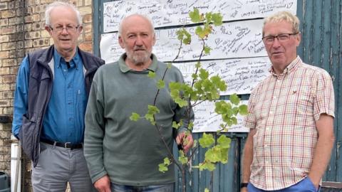 Allotment holders at the Wall of Discontent