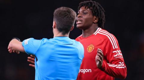 Patrick Dorgu speaks to the referee during the game against Real Sociedad