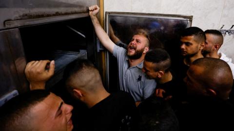 Relatives of a Palestinian man killed during an Israeli raid in the Jenin refugee camp react at a local mortuary (31 March 2022)