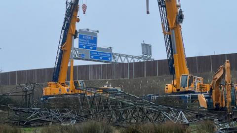 A picture of the pylon dismantled 