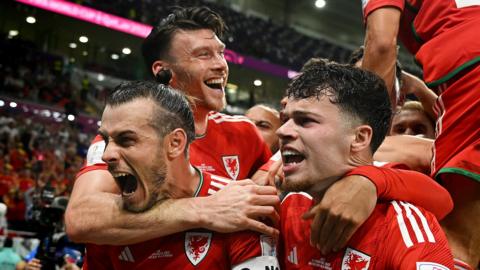 Gareth Bale celebrates with Kieffer Moore, Neco WIlliams and other Wales players