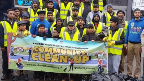 Muslims for Humanity and Ahmadiyya Muslim Association volunteers litter-picking in Huddersfield