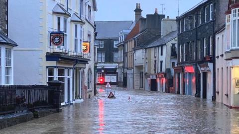 Llifogydd yng nghanol tref Llanrwst