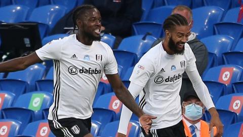 Josh Onomah o Fulham yn dathlu ei gôl