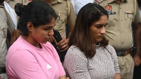 Protesting wrestlers Sakshi Malik and Vinesh Phogat, at Jantar Mantar , on May 1, 2023 in New Delhi